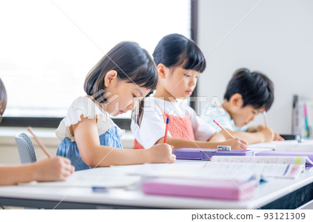 Elementary school students taking classes 93121309