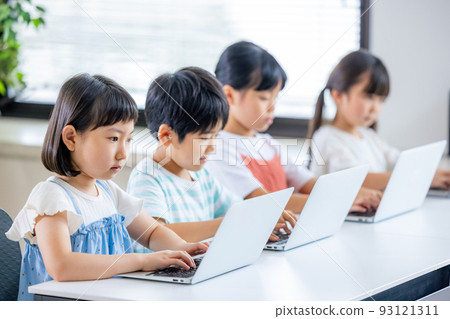 學習編程的小學生 93121311