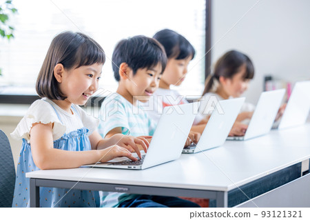 Elementary school students studying programming Elementary school students studying programming 93121321