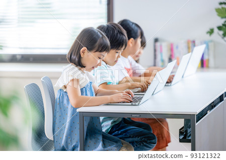 Elementary school students studying programming Elementary school students studying programming 93121322