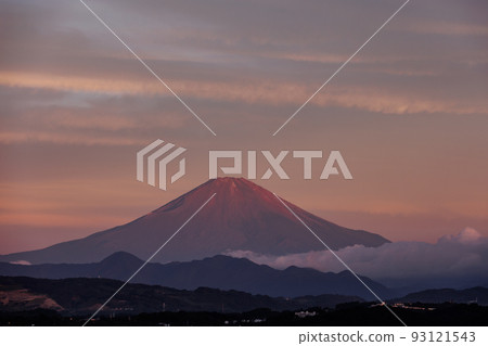 從湘平平看到的沐浴在晨光中的紅富士(神奈川縣平塚市) 從湘平平看到的沐浴在晨光中的紅富士(神奈川縣平塚市) 93121543