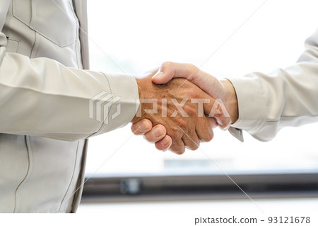 Men shaking hands (work clothes, seniors, young people 93121678