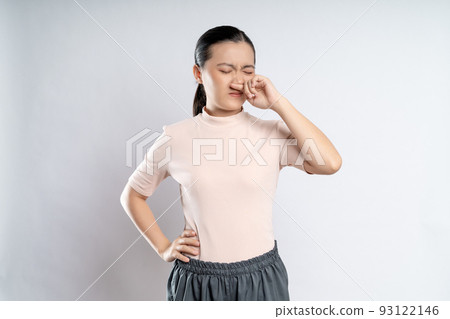 Asian woman was sick with fever, sniff and sneezing. Asian woman was sick with fever, sniff and sneezing. 93122146