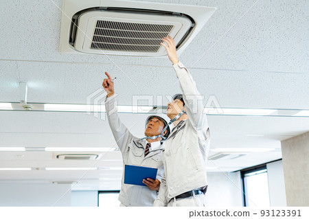 檢查空調的兩個人 檢查空調的兩個人 93123391