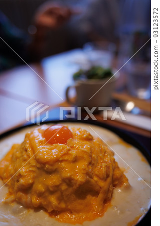 奶油蛋捲飯配生雞蛋 93123572