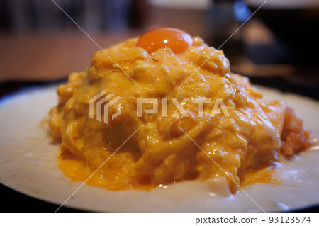 奶油蛋捲飯配生雞蛋 奶油蛋捲飯配生雞蛋 93123574