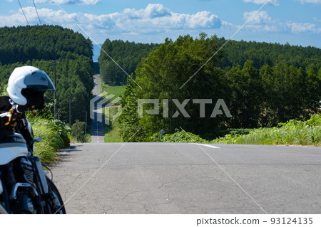 從修道之丘出發的北海道典型的筆直道路 從修道之丘出發的北海道典型的筆直道路 93124135