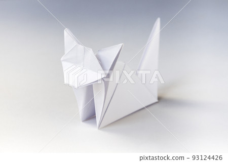 Paper cat origami isolated on a white background 93124426