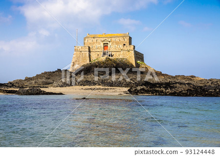 Fortified castel, Fort du Petit Be, beach and sea, Saint-Malo city, Brittany, France 93124448