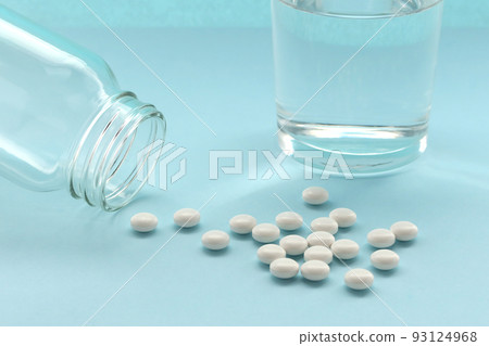 在醫院服用處方藥和藥片的水和玻璃 4 在醫院服用處方藥和藥片的水和玻璃 4 93124968