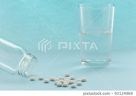 用於在醫院服用處方藥和藥片的水和玻璃 5 用於在醫院服用處方藥和藥片的水和玻璃 5 93124969