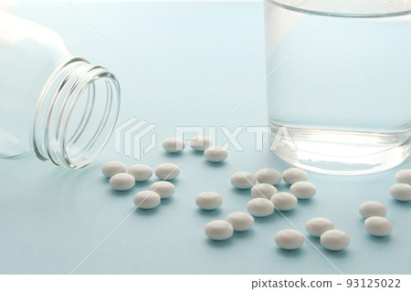 Water and glass 11 for taking prescribed medicines and tablets at the hospital 93125022