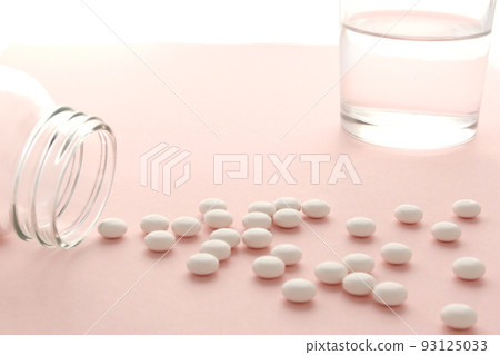 Water and glass 20 for taking medicines and tablets prescribed by the hospital 93125033