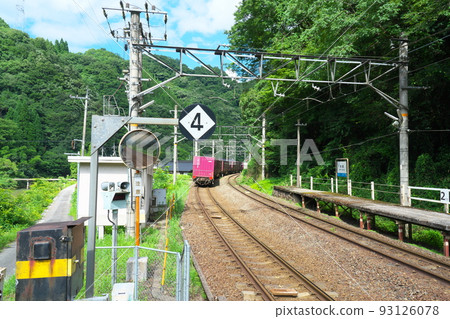Freight train 6 passing through Nunohara Station on the Geibi Line (Hakubi Line) in the direction of Niimi, Niimi City, Okayama Prefecture 93126078
