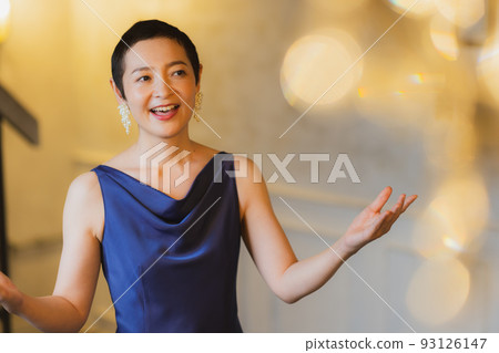 藍色連衣裙的女人很短 藍色連衣裙的女人很短 93126147