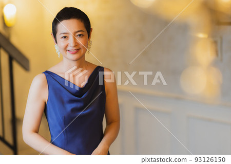 藍色連衣裙的女人很短 93126150