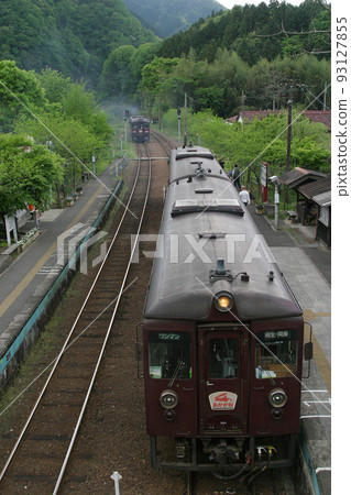 電車迷最愛的渡良瀨溪谷鐵道「赤金3號」穿梭於菸霧繚繞的新綠之中，向著目的地出發 93127855