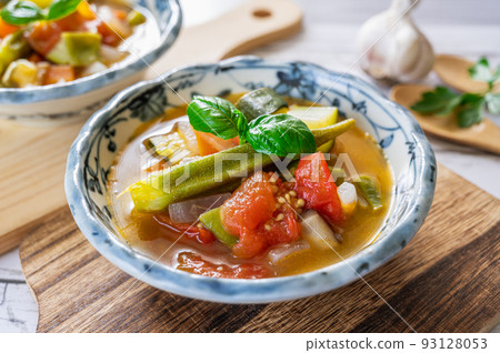 蔬菜通心粉配大量夏季蔬菜 蔬菜通心粉配大量夏季蔬菜 93128053