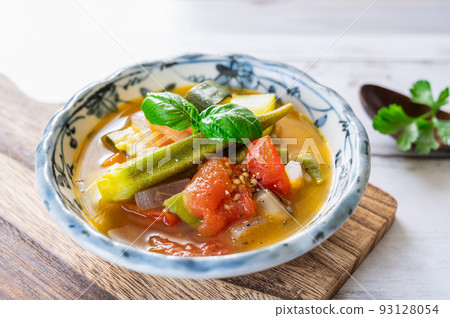 蔬菜通心粉配大量夏季蔬菜 93128054