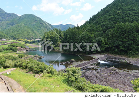 日本的自然和河景:流經奈良、三重、和歌山縣的神道峽谷的熊野川 日本的自然和河景:流經奈良、三重、和歌山縣的神道峽谷的熊野川 93130199