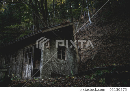 Abandoned house standing quietly in the forest 93130373