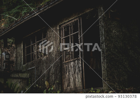 廢棄的房子靜靜地站在森林裡 93130378