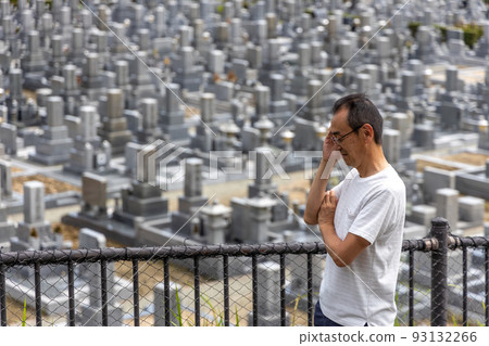 Middle-aged man thinking in a large cemetery 93132266