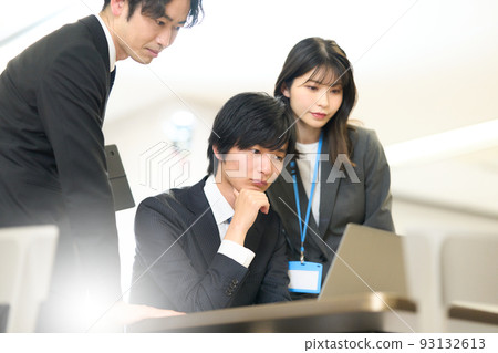 A young business person staring at the PC screen with a serious face 93132613