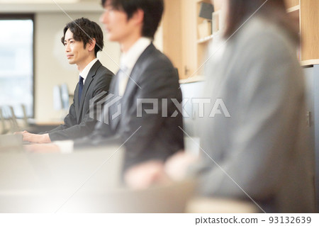 參加研討會的年輕商人 93132639