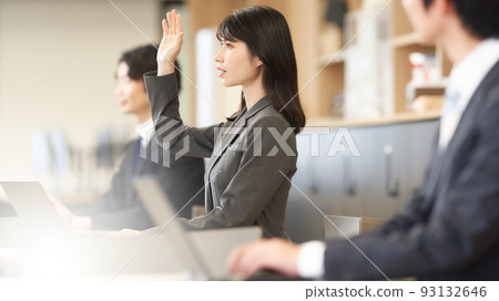 一位年輕女商人在研討會上發言的簡介 93132646