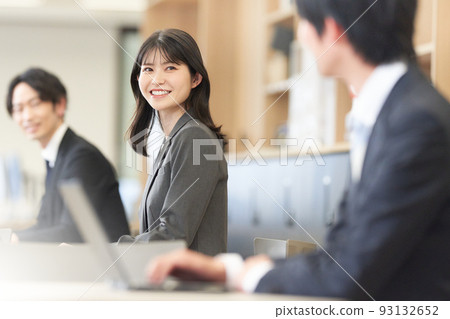 微笑著交談的商界女強人 93132652