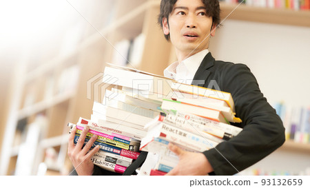 拿著許多書的人 93132659