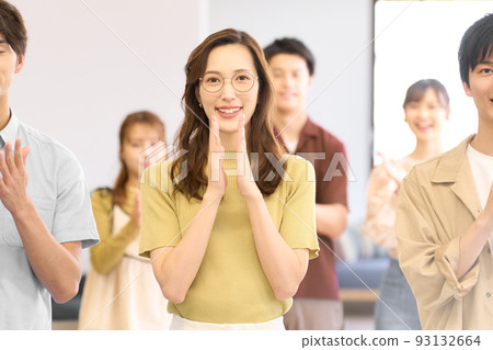 年輕男女笑著鼓掌 93132664
