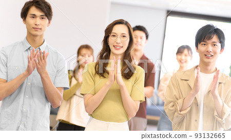 Young men and women applauding with a smile 93132665