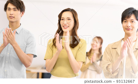 Young men and women applauding with a smile 93132667