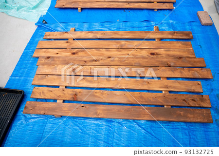 木材排成一列,為自己動手塗漆和乾燥 木材排成一列,為自己動手塗漆和乾燥 93132725