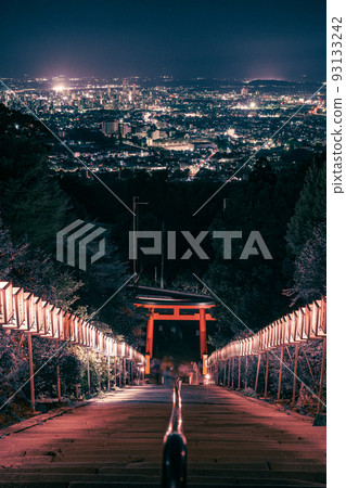 高良大社的燈火通明的樓梯和久留米市的夜景 93133242