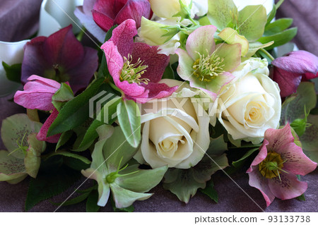 別緻的玫瑰和聖誕玫瑰花束 別緻的玫瑰和聖誕玫瑰花束 93133738