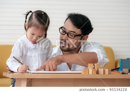Father and kids 93134228