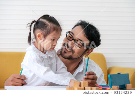 Father and kids 93134229