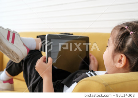 Father and kids Father and kids 93134308