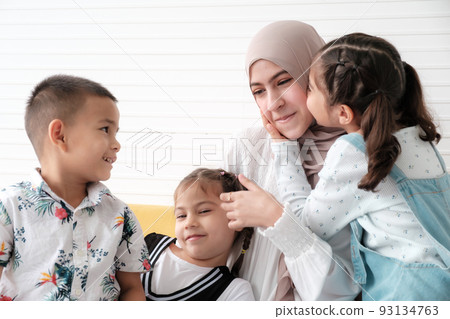 Father and kids 93134763