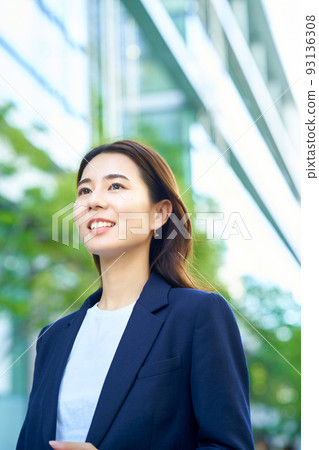 Businesswoman standing outdoors Businesswoman standing outdoors 93136308