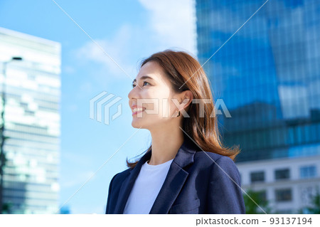 站立在辦公室鎮的女商人 站立在辦公室鎮的女商人 93137194