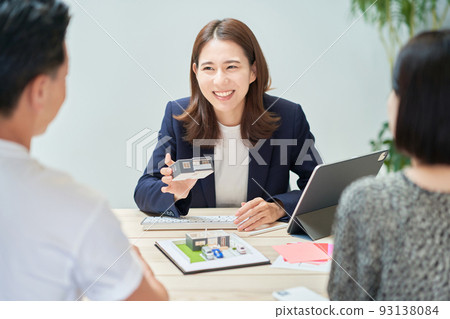 賣房地產的穿西裝的女人 93138084