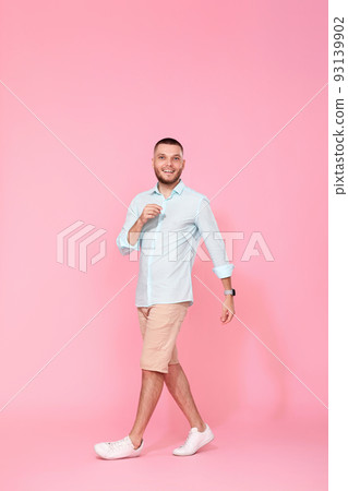 handsome man walks isolated on pink background handsome man walks isolated on pink background 93139902