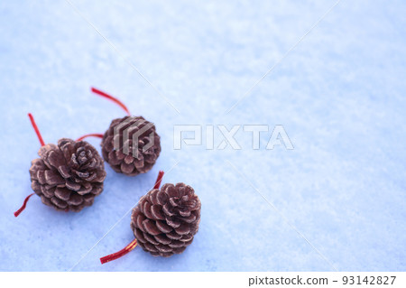 Pine cone on snow Pine cone on snow 93142827