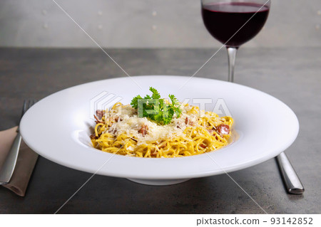 Italian Spaghetti Carbonara Style With Red Wine 93142852