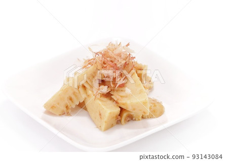 煮沸的竹筍,鰹魚片,明亮的背景 煮沸的竹筍,鰹魚片,明亮的背景 93143084