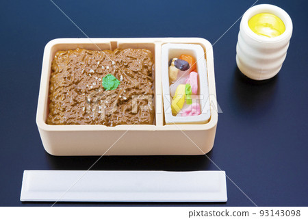 黑色桌子上的微型盒裝午餐,配牛肉 黑色桌子上的微型盒裝午餐,配牛肉 93143098